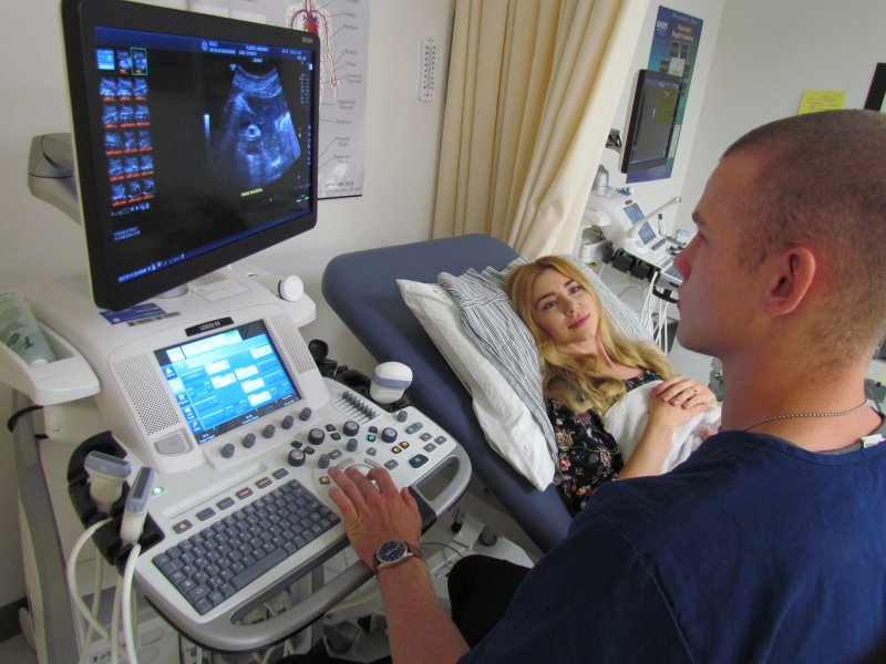 A DACC student reviews a volunteer's sonogram 